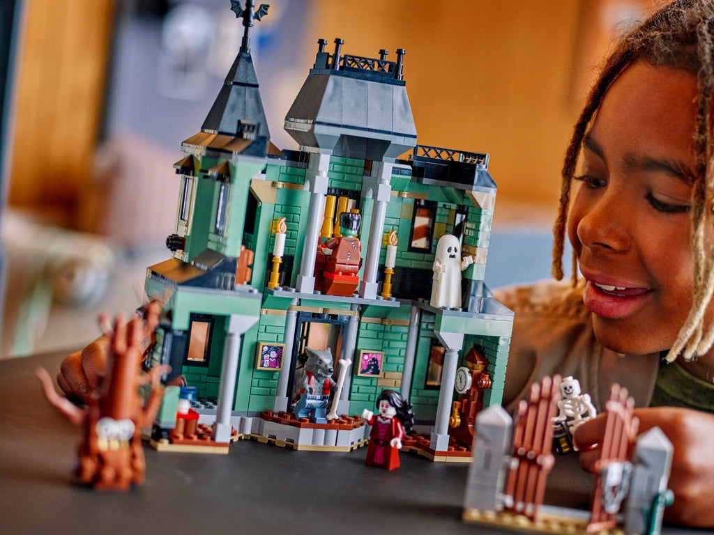 LEGO 31167 Haunted Mansion alternate view 3