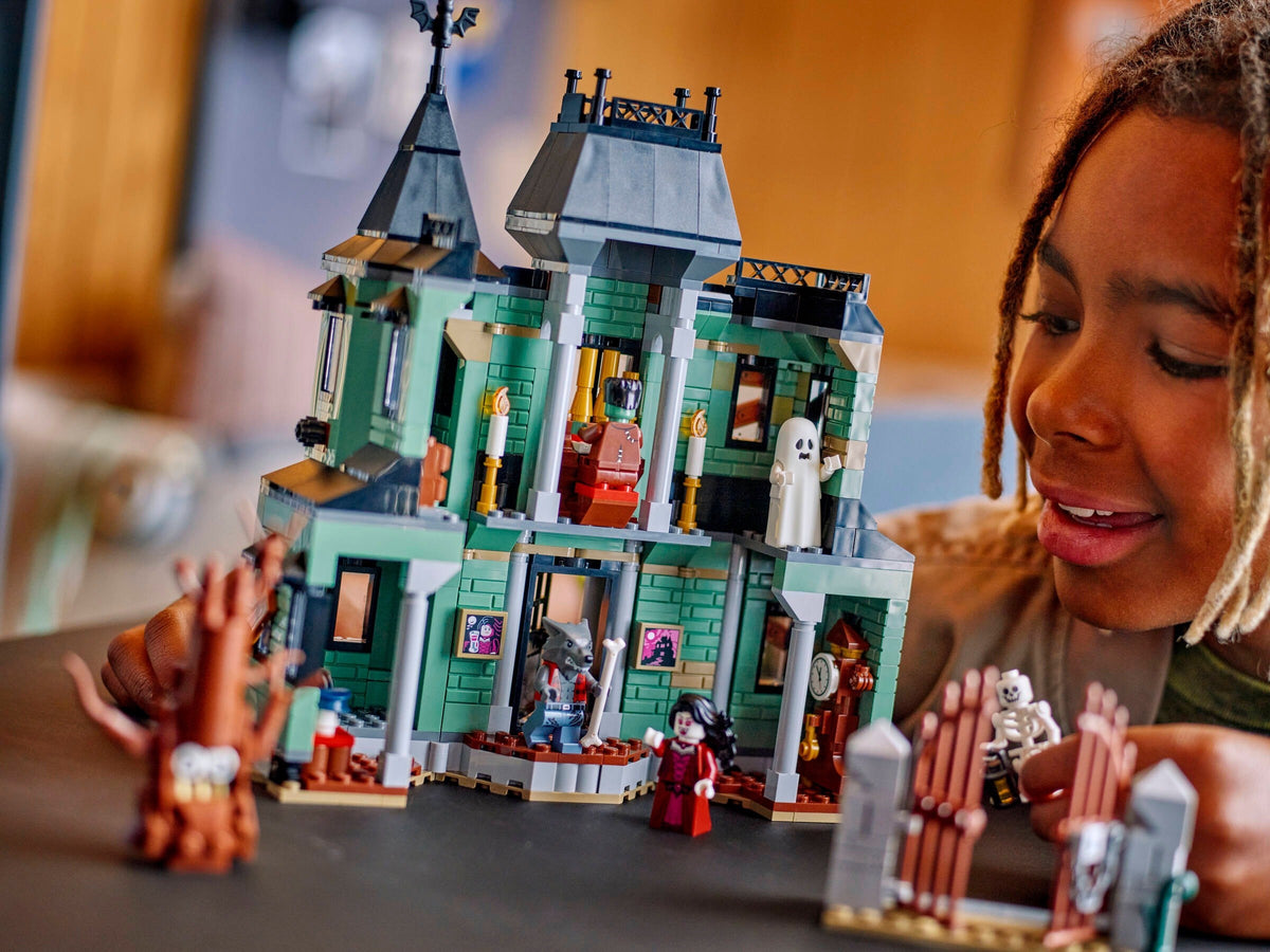 LEGO 31167 Haunted Mansion alternate view 3