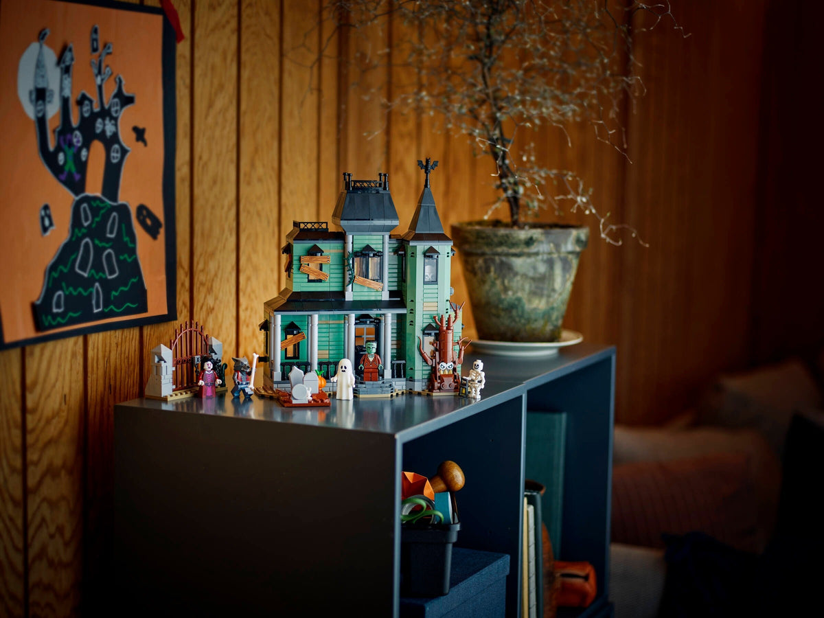 LEGO 31167 Haunted Mansion alternate view 4